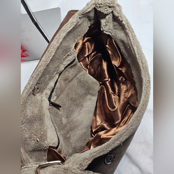 NEW Chanel beauty Precision Crossbody Bag with Adjustable Strap - Picture 5 of 15